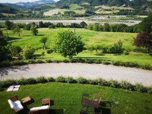 帕尔马Villa Gelsomina的享有花园的空中景致,设有椅子和大岩石圈