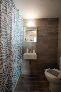 帕罗奇亚玛丽莎酒店的一间带水槽和卫生间的浴室