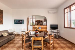 锡拉库扎House&Villas - Due Palme的客厅配有桌子和沙发