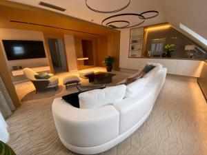 布达佩斯Normafa Hotel的客厅配有白色沙发和电视