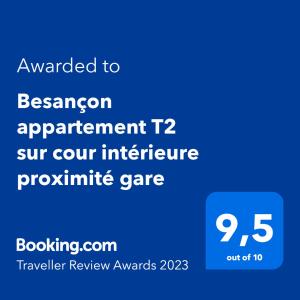 贝桑松Besançon appartement T2 sur cour intérieure proximité gare的蓝屏,文字被授予贝森公寓我们的基础设施