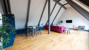 爱丁堡Linton Collection - 28 North Bridge的客厅配有紫色沙发和桌子