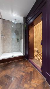 爱丁堡Linton Collection - 28 North Bridge的带淋浴的浴室和玻璃门