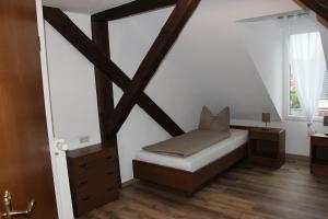 格拉Gasthof und Pension Frankenthal - garni的客房设有一张床和两个窗户。