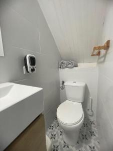 布尔马当Appartement avec chambre ouverte的白色的浴室设有卫生间和水槽。