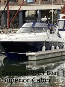 伦敦Entire Boat at St Katherine Docks 2 Available select using room options的船停靠在港口的水中