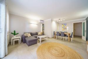 皮内达德马尔HomeHolidaysRentals Liberty - Costa Barcelona的客厅配有沙发和桌子