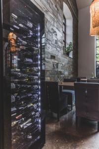 隆德隆德摩尔酒店的餐厅里的酒窖,酒瓶壁