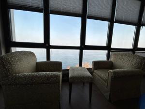 亚洛瓦Taşliman Otel的大窗户前的两把椅子和一张桌子
