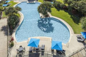 马库拉马库拉海滩华美达酒店的享有带蓝伞的游泳池的顶部景致