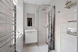 哥本哈根赫本伦贝斯特韦斯特酒店的带淋浴、卫生间和盥洗盆的浴室