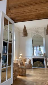 鲁贝La Villa Barbieux的客厅配有藤椅和壁炉
