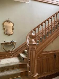 鲁贝La Villa Barbieux的木楼梯,墙上有镜子