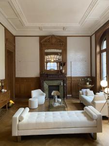 鲁贝La Villa Barbieux的客厅配有白色沙发和壁炉