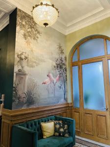 鲁贝La Villa Barbieux的墙上有鸟儿画的房间