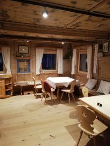 图克斯Landhaus Löberbauer的一间用餐室,在房间内配有桌椅