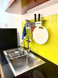 下龙湾CHÉRIE HOMEHOTEL的厨房配有水槽和带水槽的台面