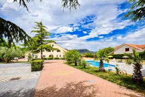 恩纳6 bedrooms villa with private pool enclosed garden and wifi at Enna的一个带游泳池和棕榈树的度假村
