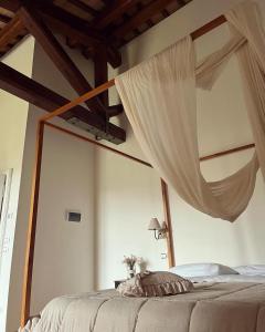 Pietrafitta阿巴其亚赛特弗拉迪弗拉特利斯农家乐的一间卧室配有一张带蚊帐的床