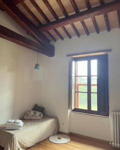 Pietrafitta阿巴其亚赛特弗拉迪弗拉特利斯农家乐的一间卧室设有一张床和一个窗口