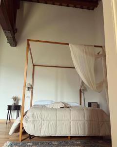 Pietrafitta阿巴其亚赛特弗拉迪弗拉特利斯农家乐的卧室内的一张带天蓬的床