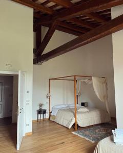 Pietrafitta阿巴其亚赛特弗拉迪弗拉特利斯农家乐的一间卧室,卧室内配有一张天蓬床