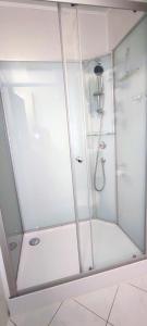 于克里茨Bungalow Ückeritz的浴室里设有玻璃门淋浴