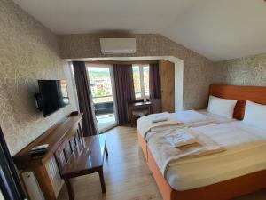 图兹拉So&sol boutique Hotel, Tuzla的酒店客房设有两张床和电视。