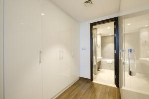 多哈Le Mirage City Walk的一间带步入式淋浴间和卫生间的浴室