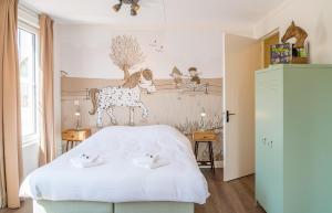 OttolandFamilie Resort Molenwaard的卧室配有一张墙上的马床。