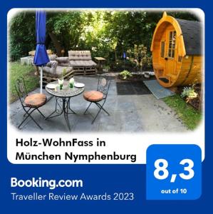 慕尼黑Holz-Wohnfass in München-Nymphenburg的一张带桌子和帐篷的后院的照片