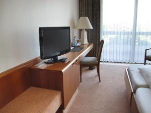 阿尔岑瑙·因·尤特弗兰恩Käfernberg - Weinhotel的酒店客房设有一张书桌,电视