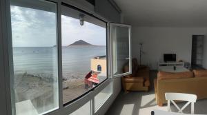 厄尔梅达诺艾迪费斯奥奇卡公寓的客房设有海景窗户。