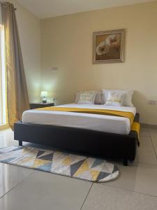 尼亚利Lux Suites Palm Terraces Apartments Nyali的卧室内的一张大床,卧室内有地毯