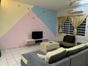 斯里曼绒Seri Manjung HomeStay @Spacious Family Home的带沙发和电视的客厅