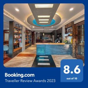 台南Key We Go Hotel 奇遇果文旅的酒店大堂的酒吧,拥有蓝色的天花板