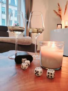 德累斯顿Daheim in Dresden的一张桌子,上面放着两杯葡萄酒和 ⁇ 子