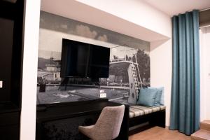 哈根Strandhaus Hagen的客厅设有壁挂式大电视