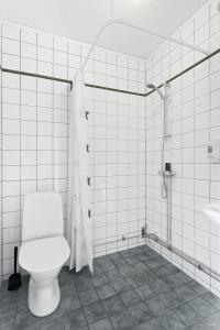 锡姆里斯港奥罗拉住宿加早餐酒店的白色的浴室设有卫生间和水槽。