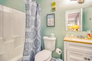 默特尔比奇North Myrtle Hideaway的浴室配有卫生间、盥洗盆和淋浴。