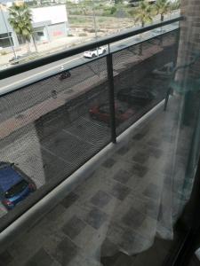 阿尔坎塔里利亚Apartamento Gloria Patricia的阳台享有停车场的景致。