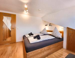 罗斯豪普滕Ferienwohnung Beim Ivo的一间卧室,配有一张带两个泰迪熊的床