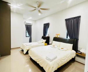 实兆远《Untitled HomeStay》Sitiawan的一间卧室配有两张床和吊扇
