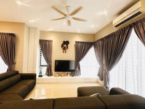 实兆远《Untitled HomeStay》Sitiawan的带沙发和吊扇的客厅