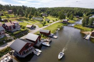 胡迪克斯瓦尔Seaside Cottage House nr 1, Saltvik Hudiksvall的一群船停靠在河里