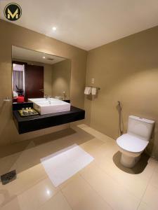 马斯喀特Muscat Express Hotel的带浴缸、卫生间和盥洗盆的浴室