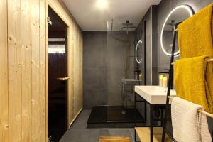 LalayeLe chalet des bois的一间带水槽和镜子的浴室