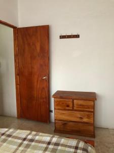 阿肖海Don Pocho的一间设有木门和木制梳妆台的房间