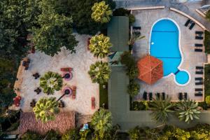 凯里尼亚Hotel Pia Bella的享有带游泳池和遮阳伞的度假村的顶部景致