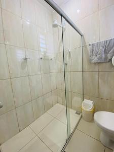 贝洛奥里藏特罗塔BH旅舍的带淋浴和卫生间的浴室
